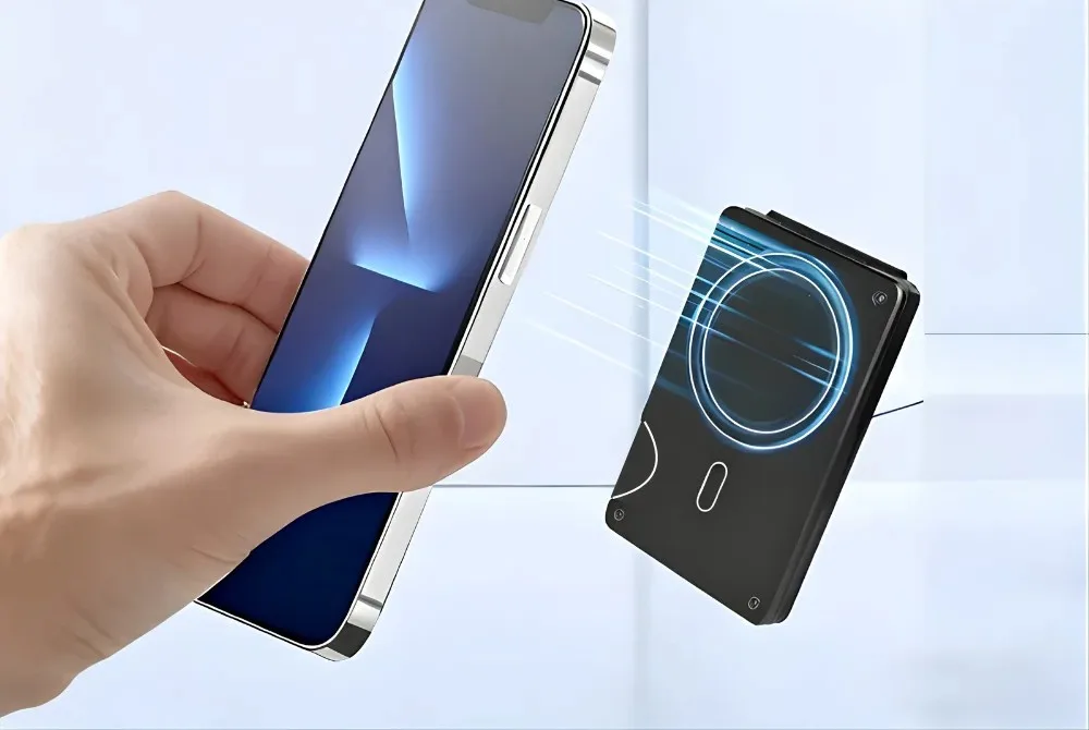 Le wallet se fixe au dos d'un iPhone